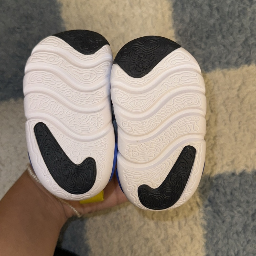 Nike - Picture 2 of 5